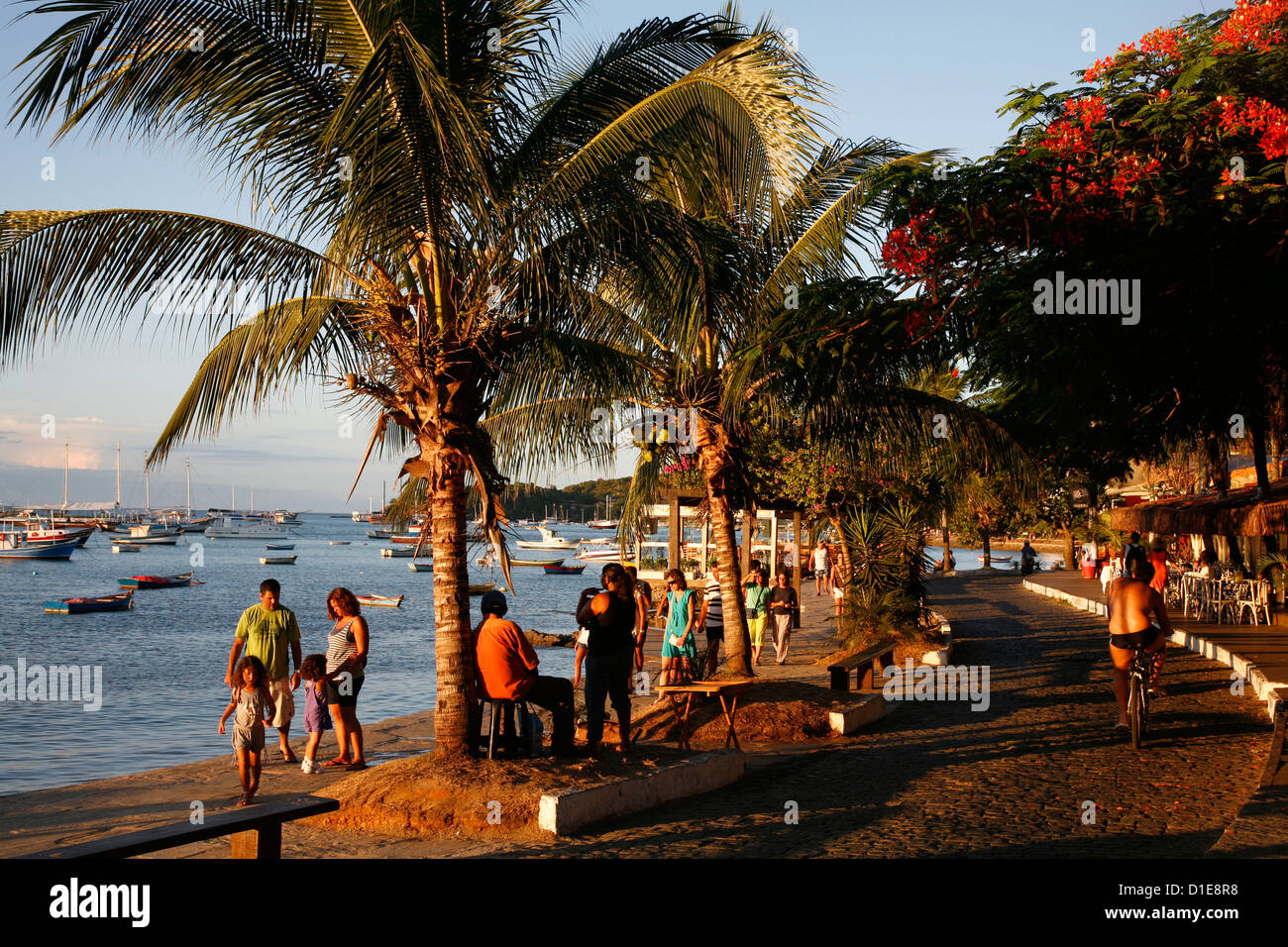 Menschen zu Fuß auf Orla Bardot promenade, Buzios, Rio De Janeiro Zustand, Brasilien, Südamerika Stockfoto
