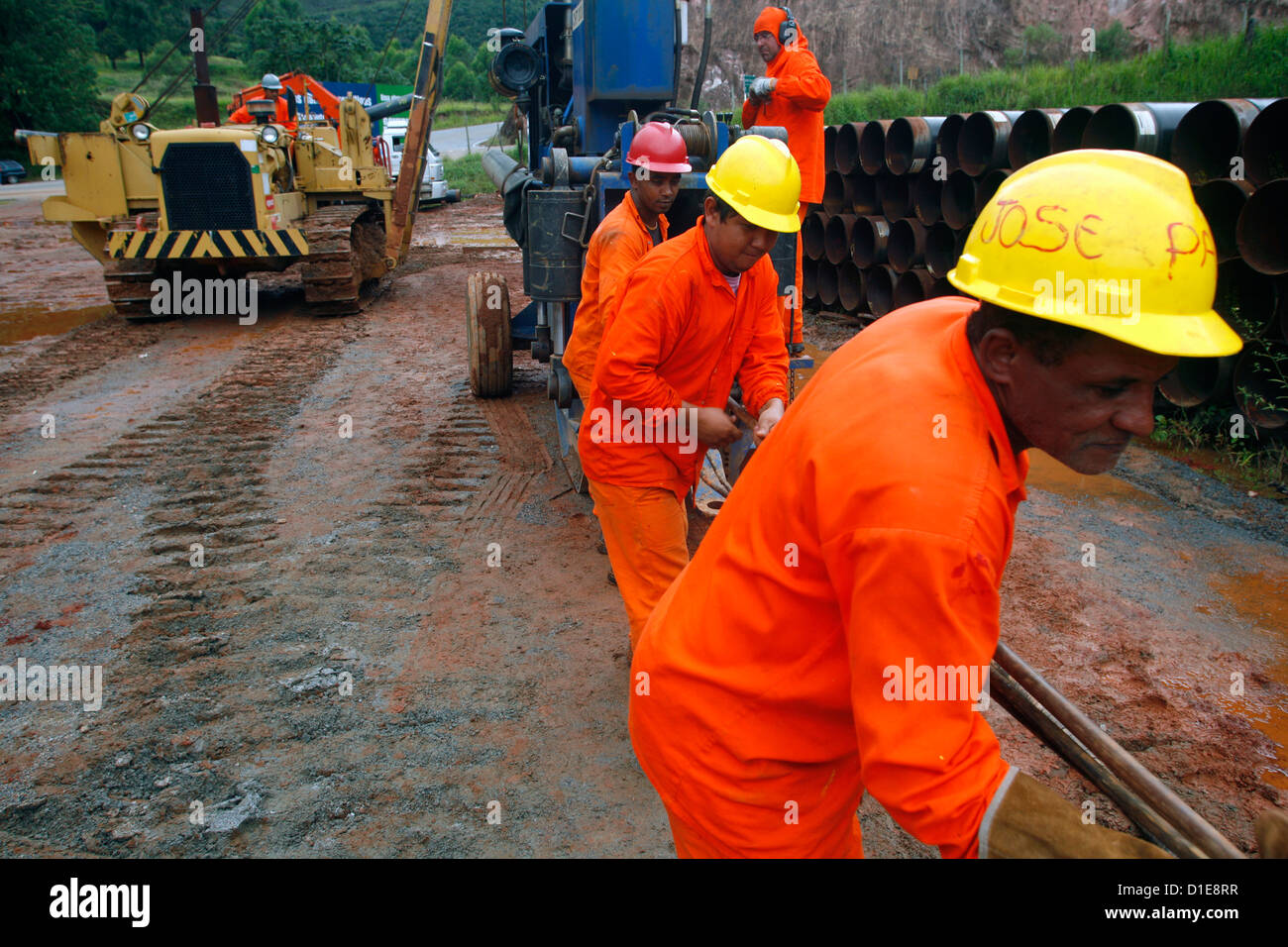 Arbeiter setzen Rohre für Erdgas in der Nähe von Congonhas, Minas Gerais, Brasilien, Südamerika Stockfoto