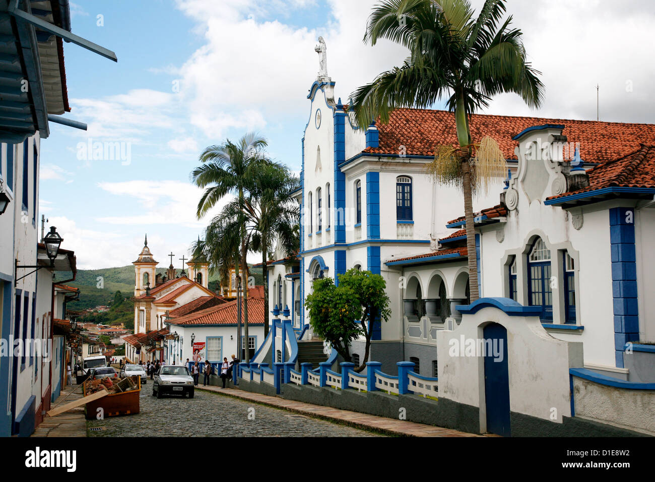 Blick über eine Straße mit Gebäuden aus der Kolonialzeit und das Colegio Providencia von 1849, Mariana, Minas Gerais, Brasilien Stockfoto