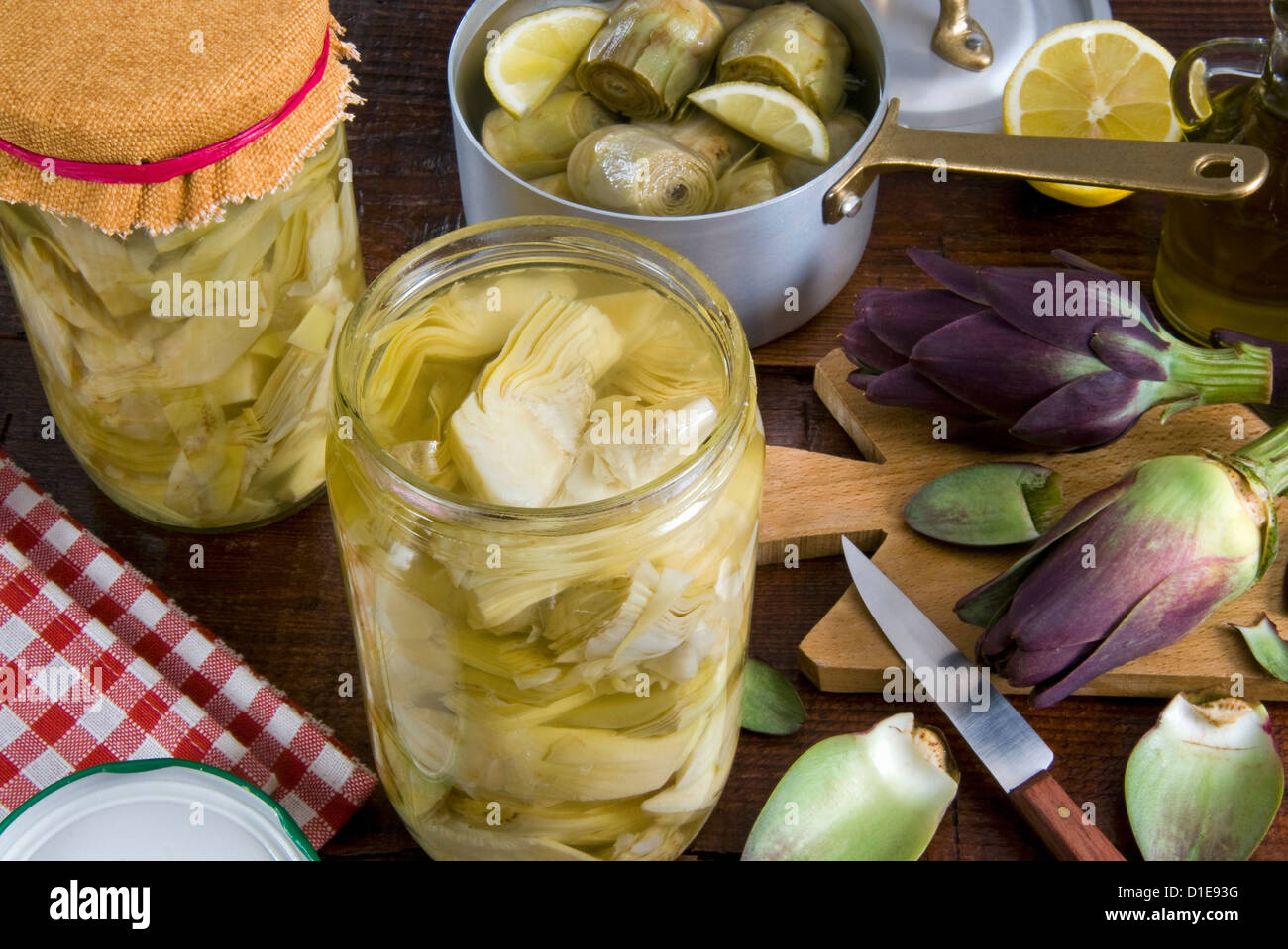 Artischocken im glas -Fotos und -Bildmaterial in hoher Auflösung – Alamy