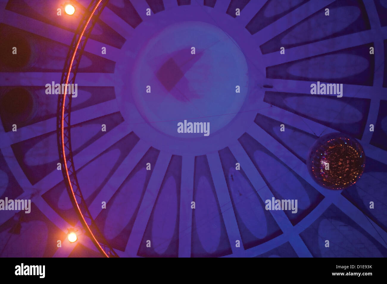 Blaue radial Zirkuszelt im Inneren Stockfoto