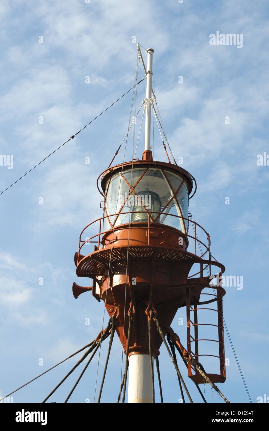 Boot-Leuchtturm bewölkten blauen Himmel Hintergrund Stockfoto
