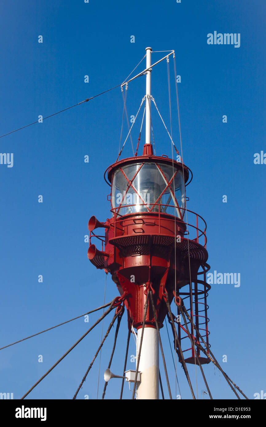 Boot-Leuchtturm vor blauem Himmelshintergrund Stockfoto