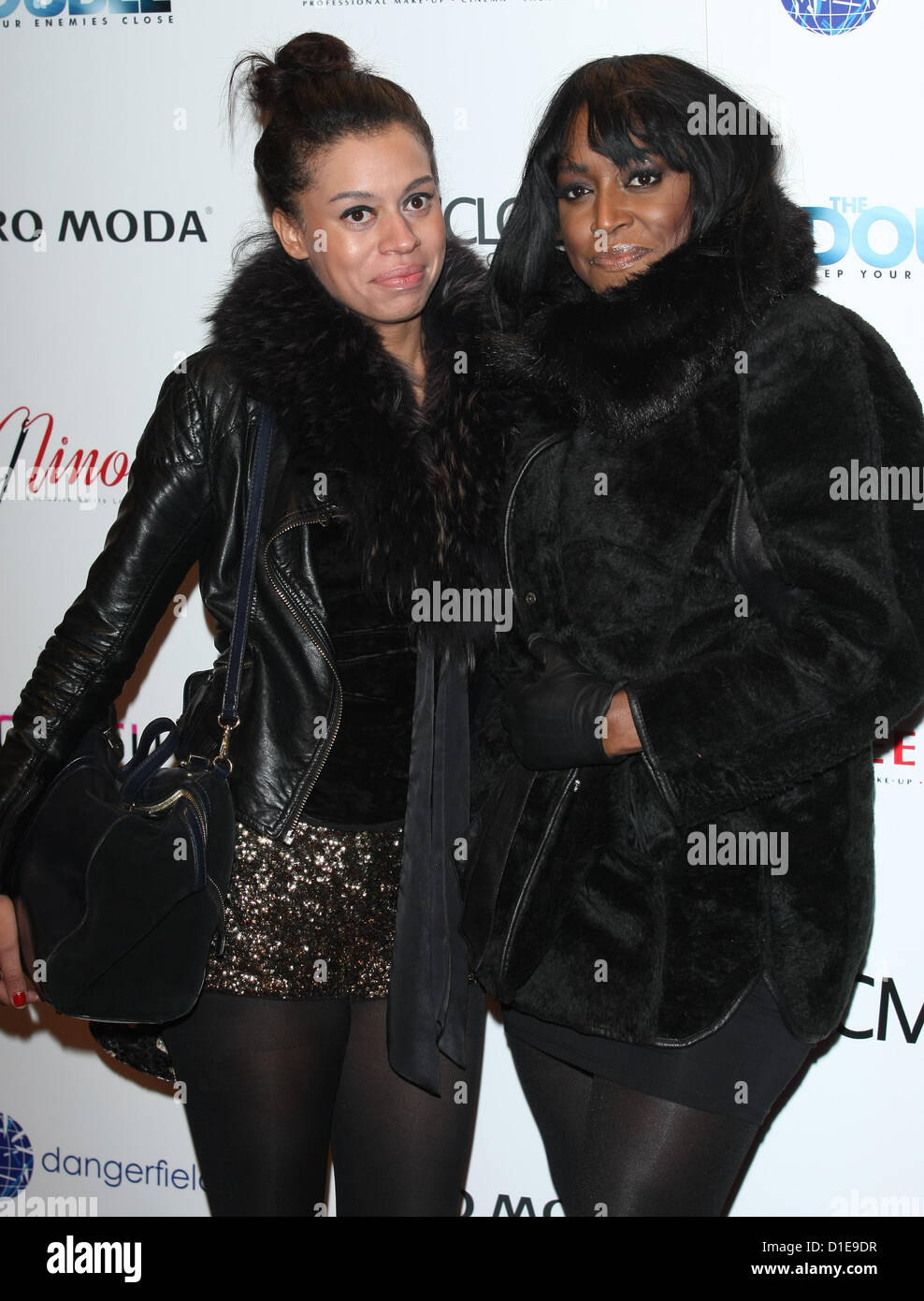 MONET PARIS & GLIMMER PARIS SINGERAND TOCHTER DAS DOPPELTE. FILM PREMIERE LONDON, ENGLAND, UK 17. Dezember 2012 DIO57961 Stockfoto