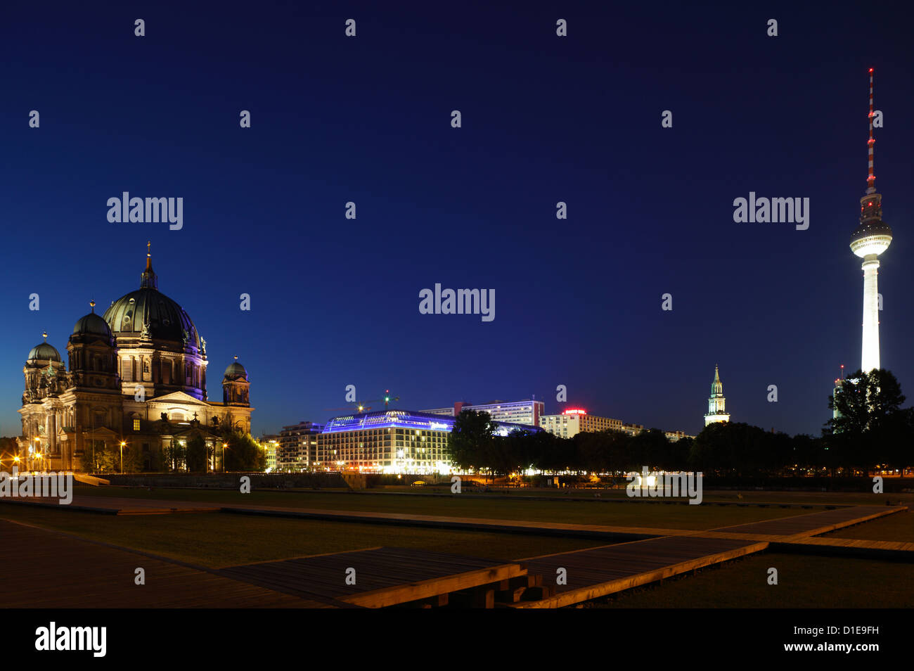 Berlin, Deutschland, Schlossplatz, Berliner Dom und Fernsehturm am Abend Stockfoto