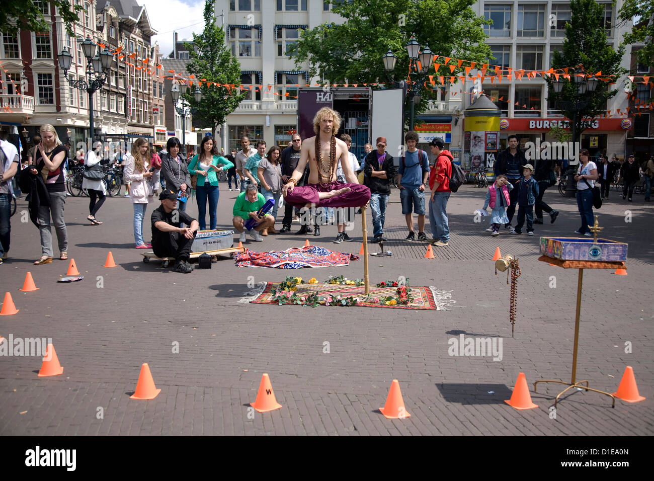 Niederlande. Amsterdam. Leidseplein. Straßenunterhalter. Yoga Levitation Trick. Stockfoto