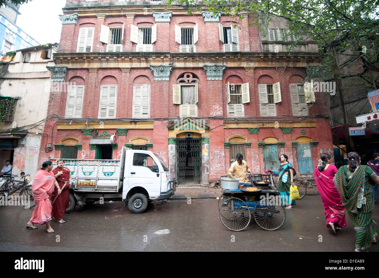 Straße Snack-Verkäufer mit seinem fahrbaren Stall draußen schöne alte Raj-Ära Gebäude in Kolkata Back Street, West Bengal, Indien Stockfoto