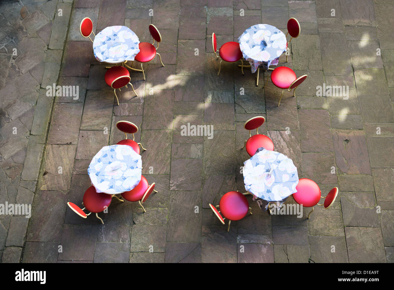 Draufsicht auf ein Café im Freien Tische mit Stühlen auf Steinboden Stockfoto