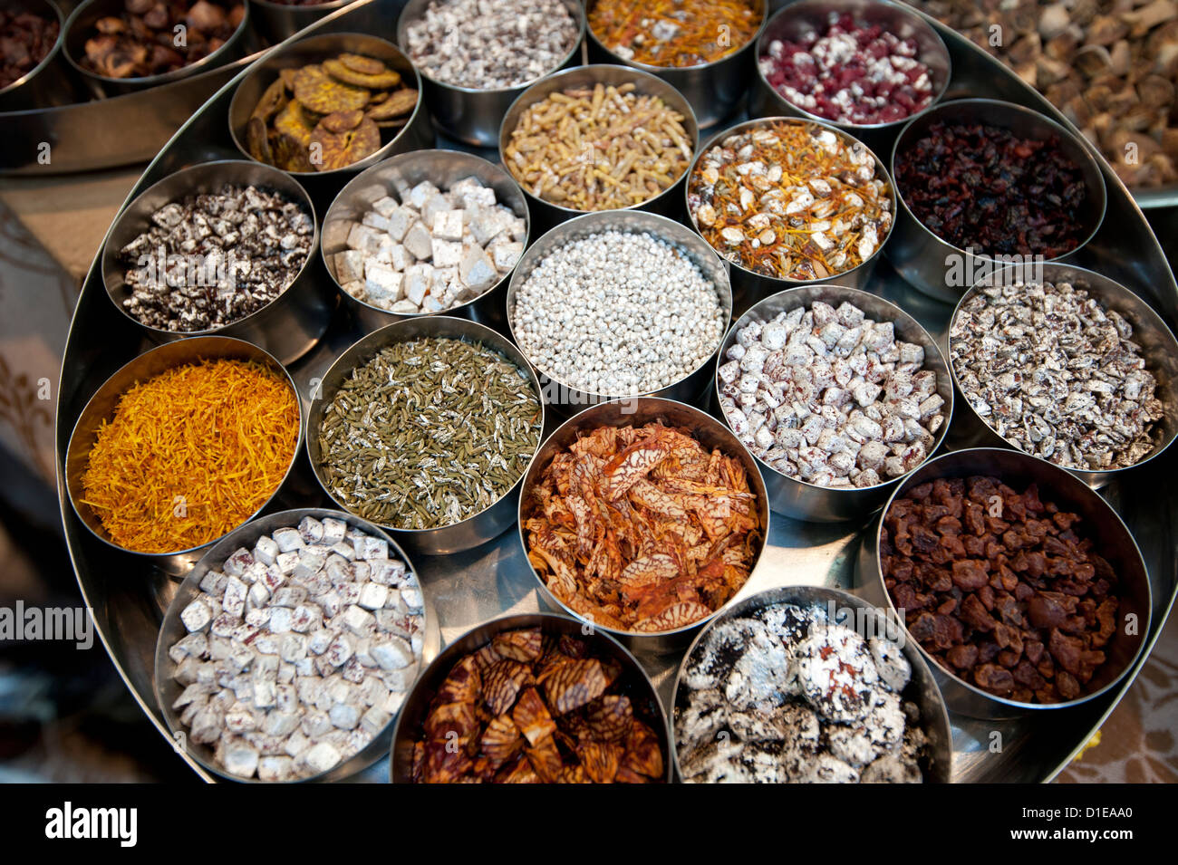 Sonf, Mund Lufterfrischer in Aluminium Töpfe beschichtet einige in Silber, in Sonf Stall im Markt, Kolkata, Westbengalen, Indien Stockfoto