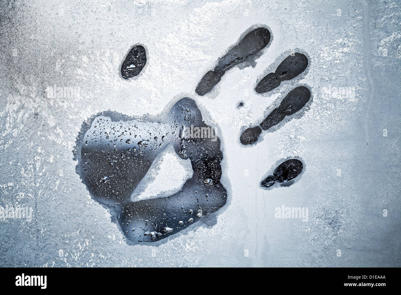 Männliche Hand auf gefrorene Fenster Glas drucken Stockfoto