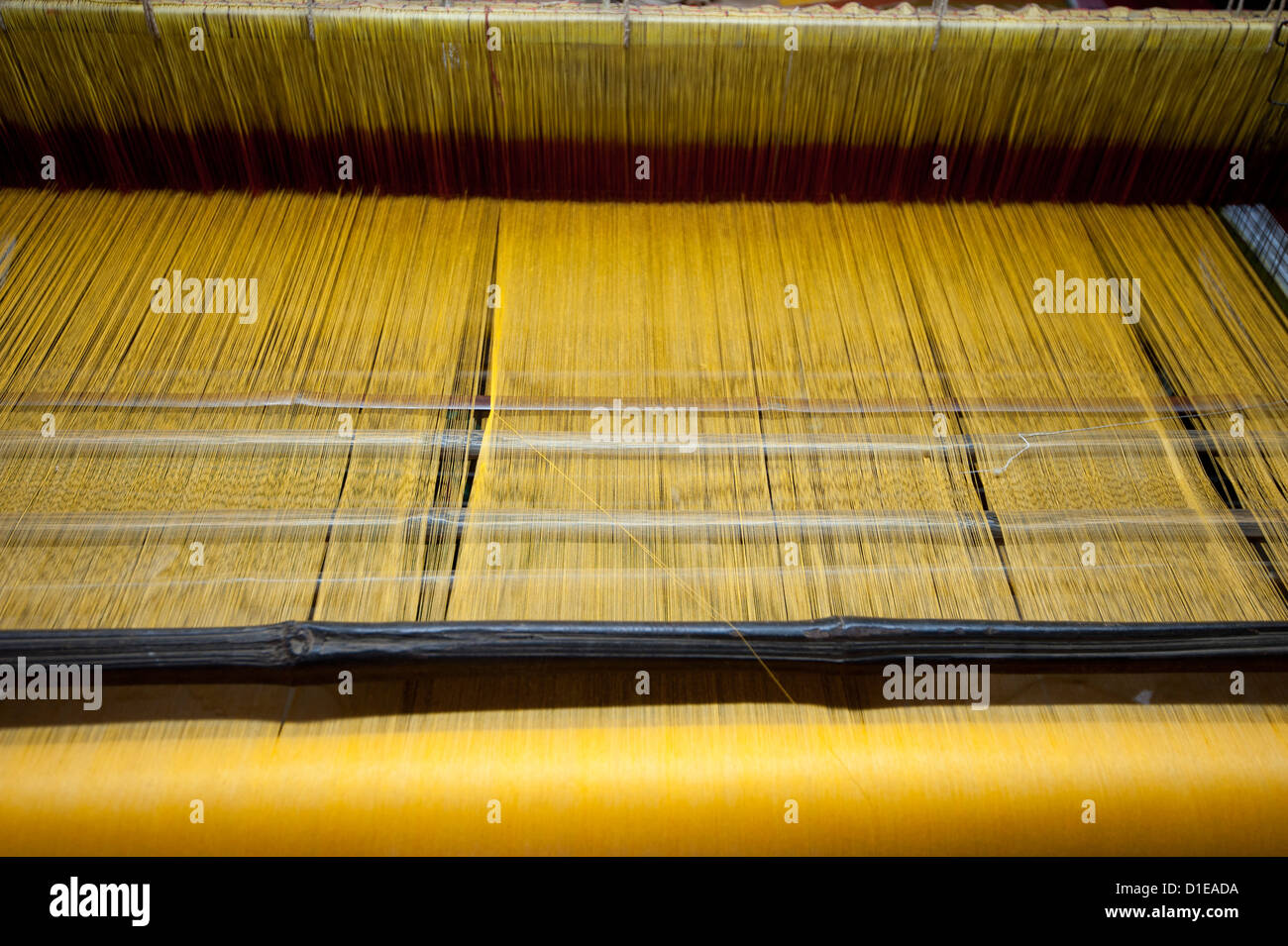 Gelb gefärbte Seide gewebt wird am Webstuhl, Naupatana weben Dorf, ländlichen Orissa, Indien, Asien Stockfoto