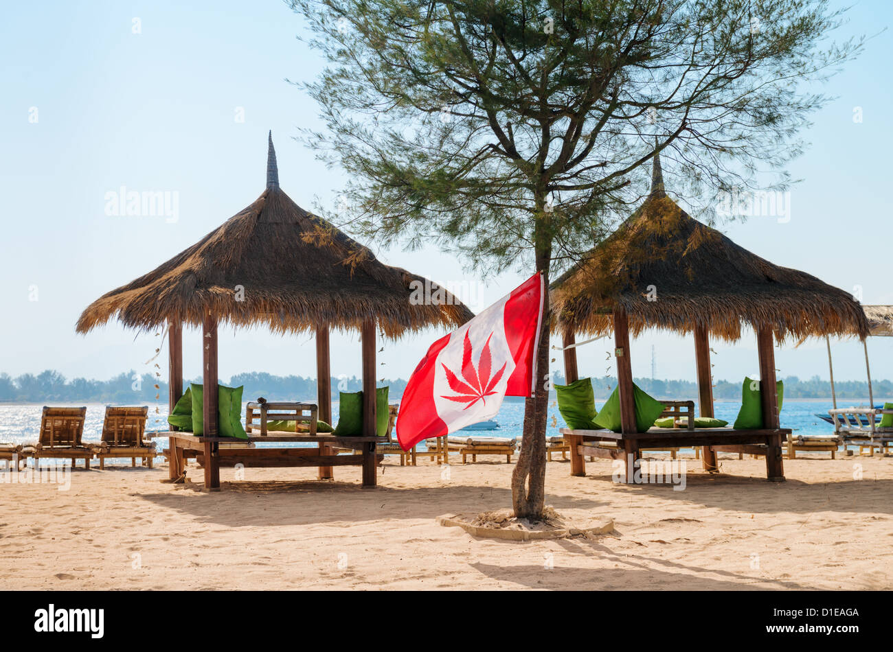 Cafe an einem tropischen Strand mit Hanfblatt auf der Flagge Stockfoto