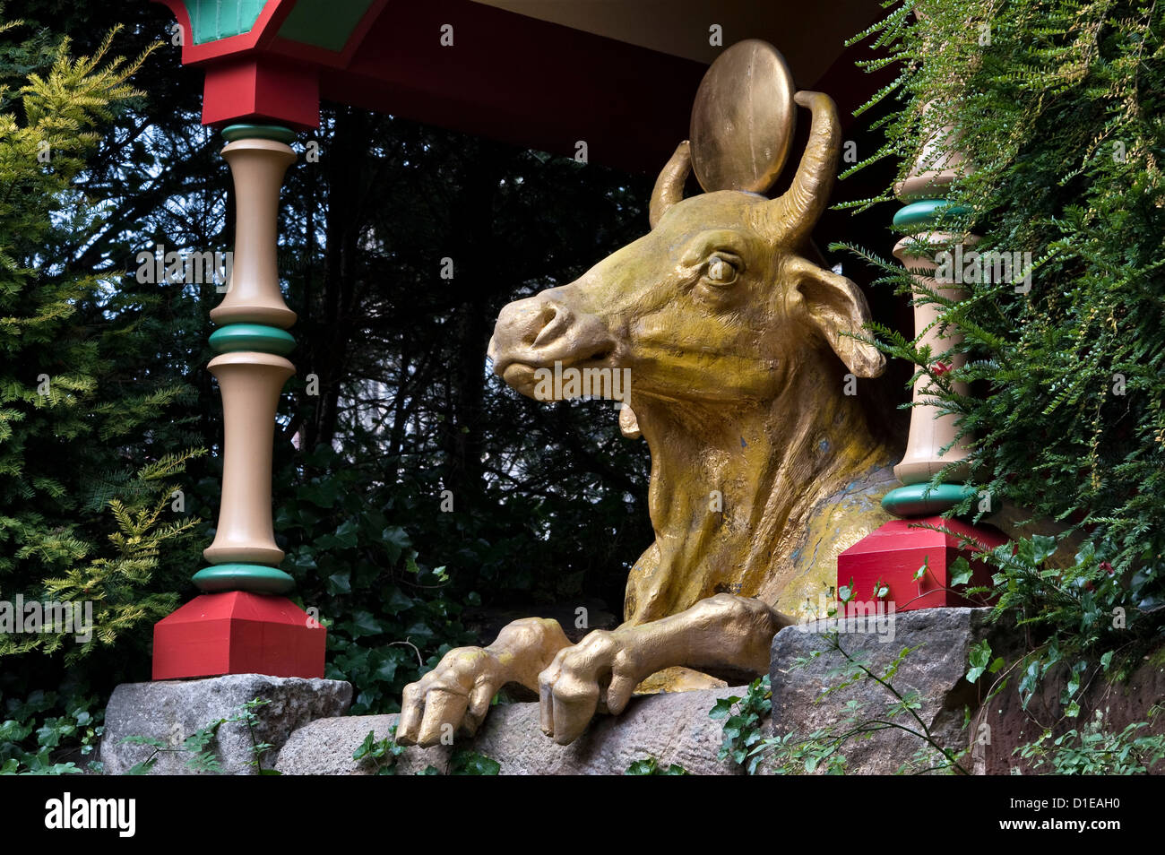 The Golden Calf oder Ox im Biddulph Grange Garden, Staffordshire, Großbritannien, in dem Teil des Gartens, der als "China" bekannt ist Stockfoto
