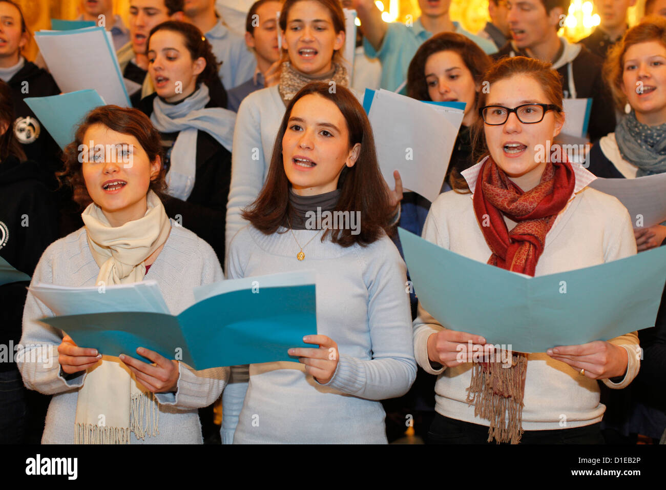 Chor in Basilika Notre Dame de Fourvière während der Fête des lumières findet jedes Jahr am 8. Dezember, Lyon, Frankreich Stockfoto