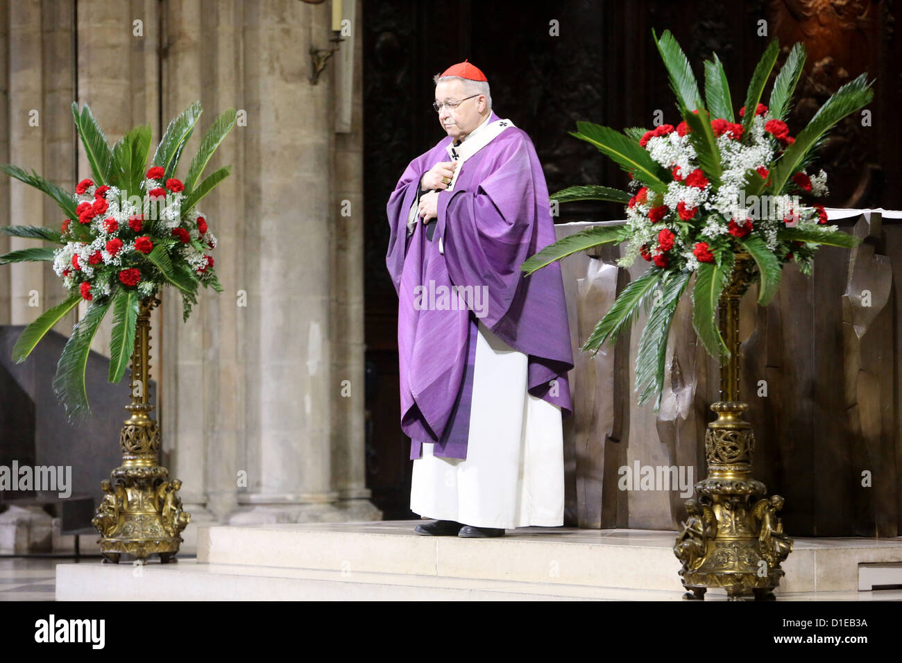 Paris Erzbischof André Vingt-Trois Sprichwort Messe in der Kathedrale Notre Dame, Paris, Frankreich, Europa Stockfoto
