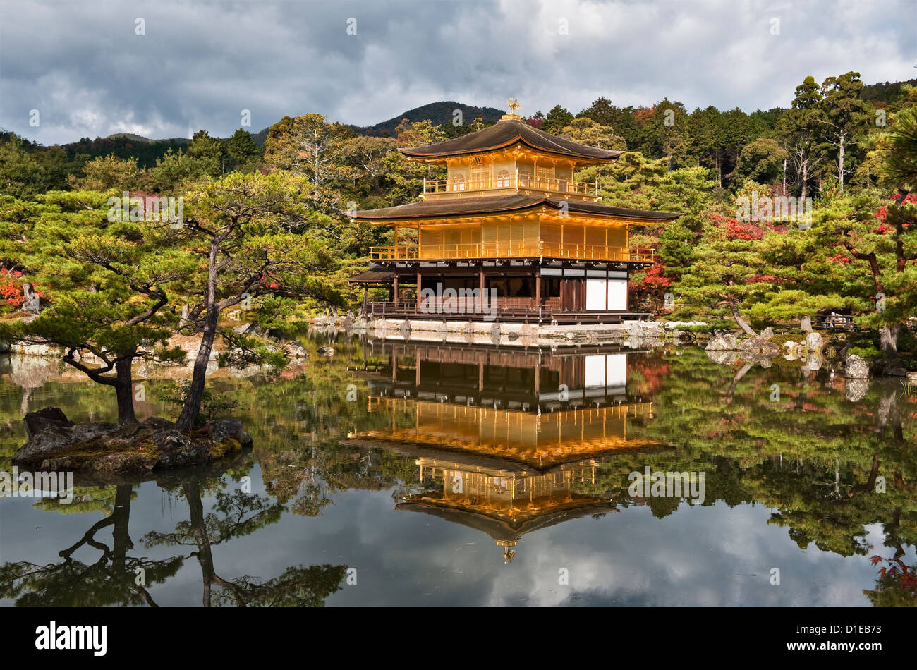 Eine Herbstansicht des Kinkaku-ji Temple (der Goldene Pavillon), Kyoto, Japan. Es wurde 1397 gegründet, obwohl der Pavillon 1955 nach einem Brand wieder aufgebaut wurde Stockfoto