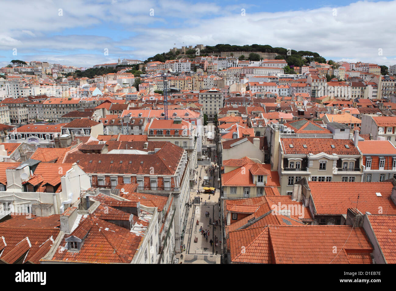 Castelo Sao Jorge blickt auf Gebäude der zentralen Baixa-Chiado, Baixa und Castelo Viertel von Lissabon, Portugal, Europa Stockfoto