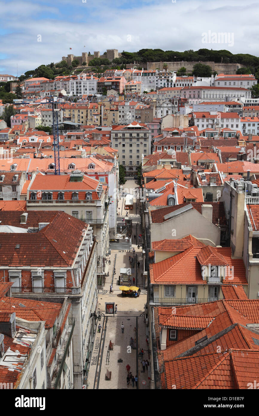 Castelo Sao Jorge blickt auf Gebäude der zentralen Baixa-Chiado, Baixa und Castelo Viertel von Lissabon, Portugal, Europa Stockfoto