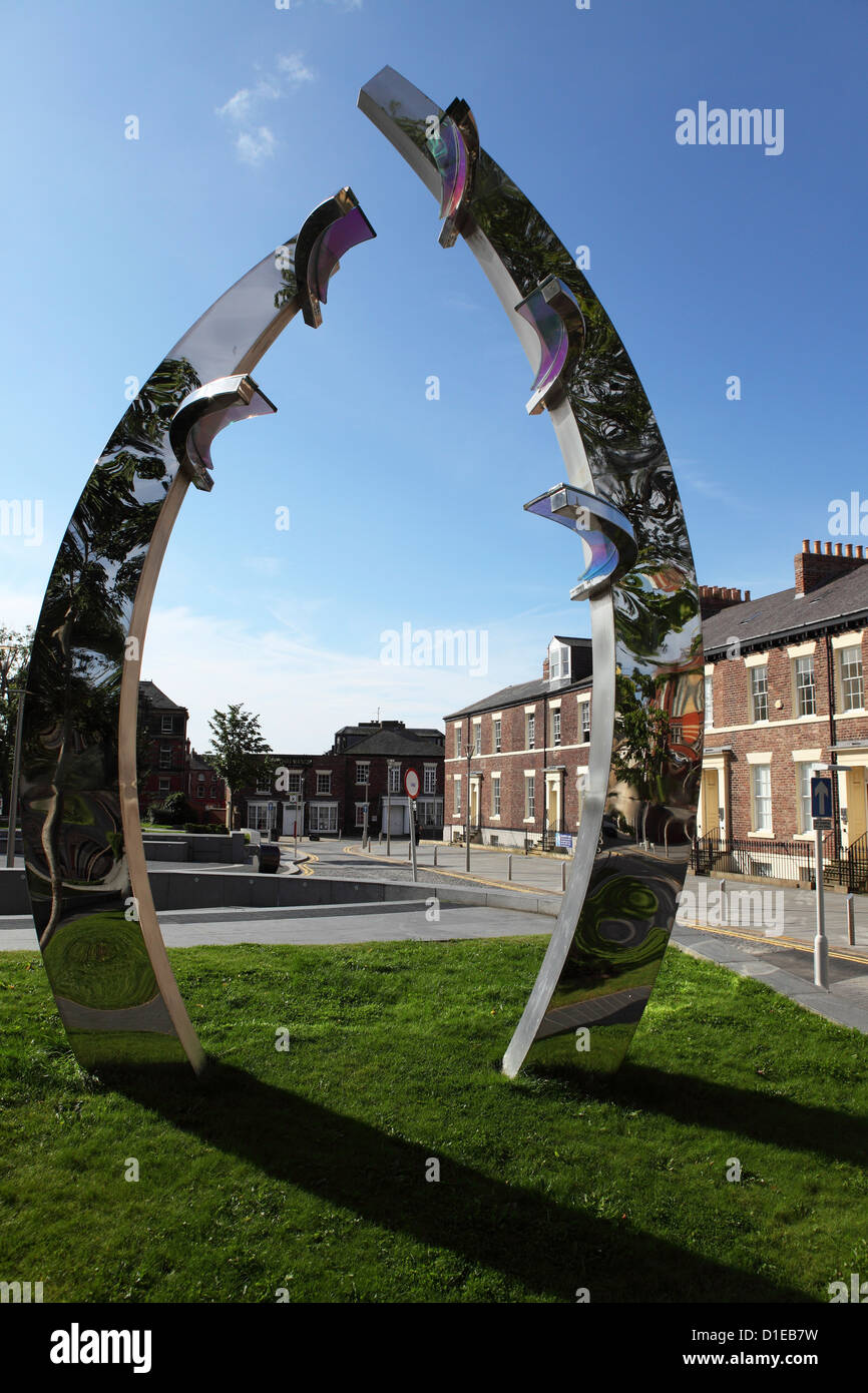 Sunniside Gärten, darunter eine Glas- und Spiegelflächen Skulptur entworfen von Laura Johnston, Sunderland, Tyne and Wear, England Stockfoto