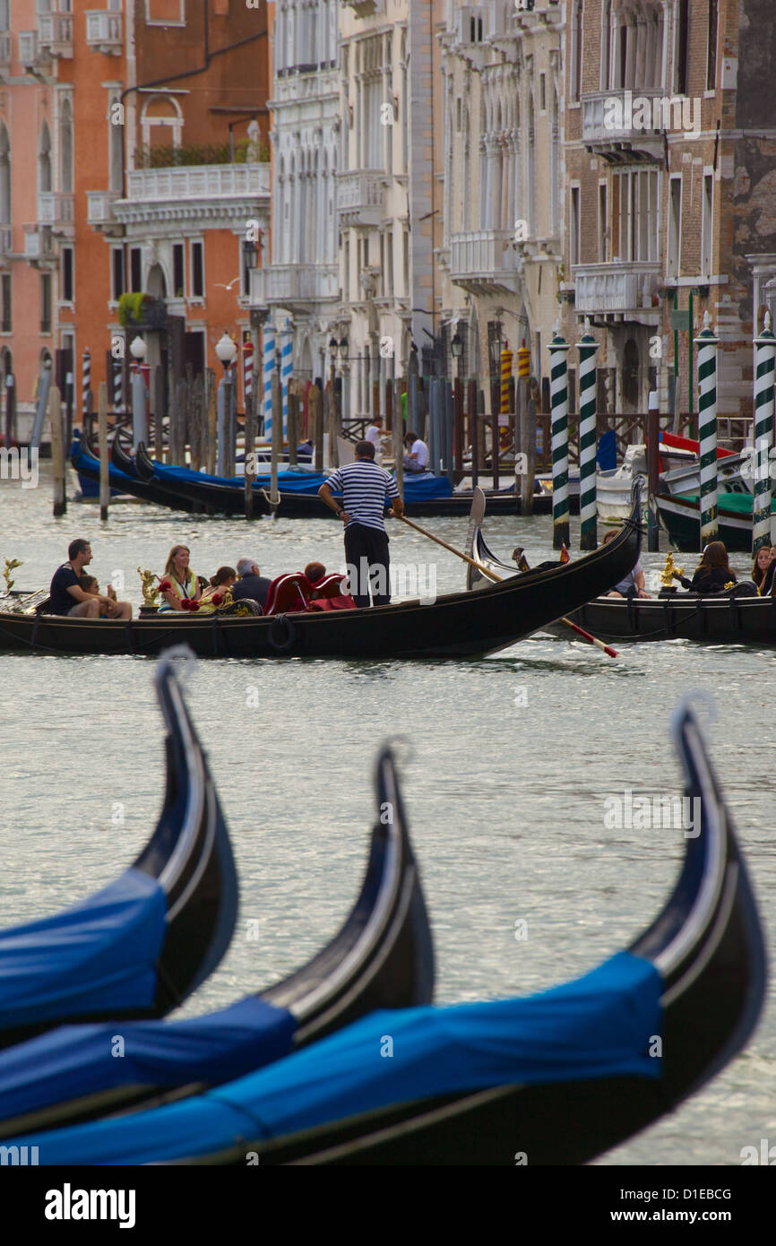 Blick auf Kanal, Gondeln und Touristen, Venedig, UNESCO-Weltkulturerbe, Veneto, Italien, Europa Stockfoto