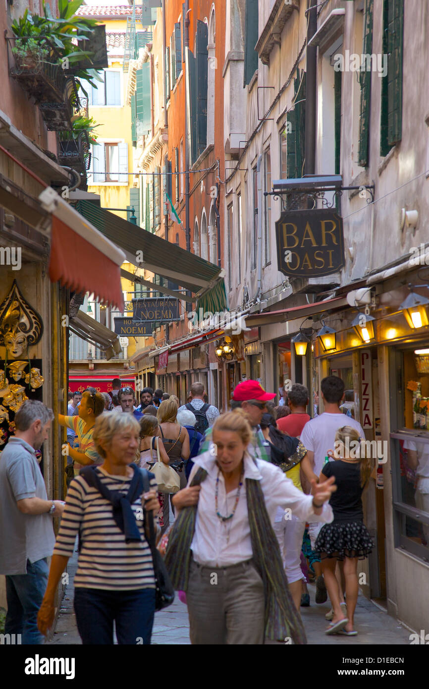 Beschäftigt Straßenszene, Venedig, UNESCO-Weltkulturerbe, Veneto, Italien, Europa Stockfoto