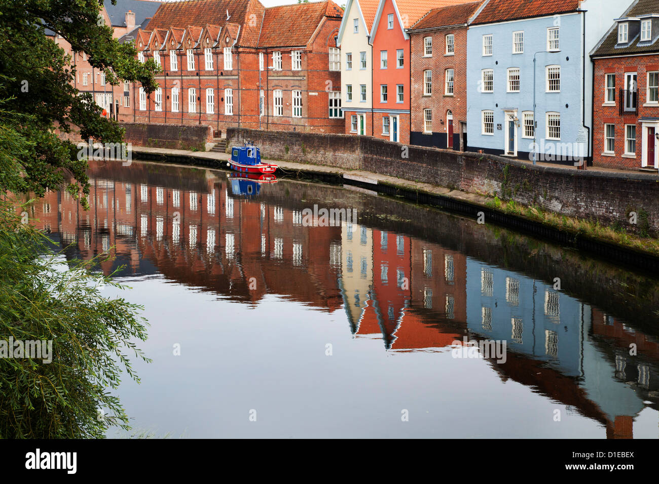 Kai Gebäude spiegelt sich in den Fluss Wensum, Norwich, Norfolk, England, Vereinigtes Königreich, Europa Stockfoto
