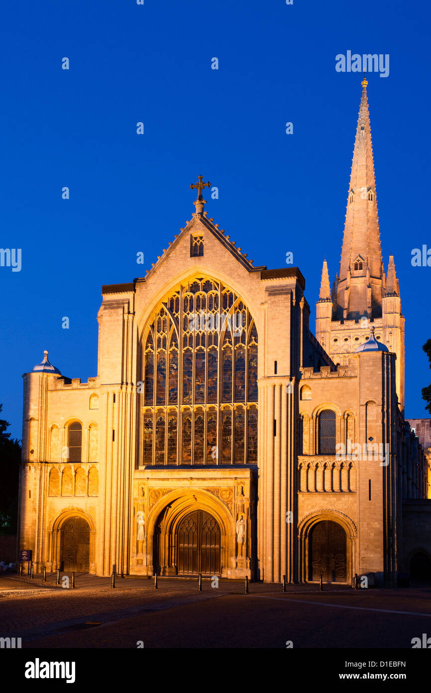 Norwich Cathedral mit Flutlicht in der Abenddämmerung, Norwich, Norfolk, England, Vereinigtes Königreich, Europa Stockfoto