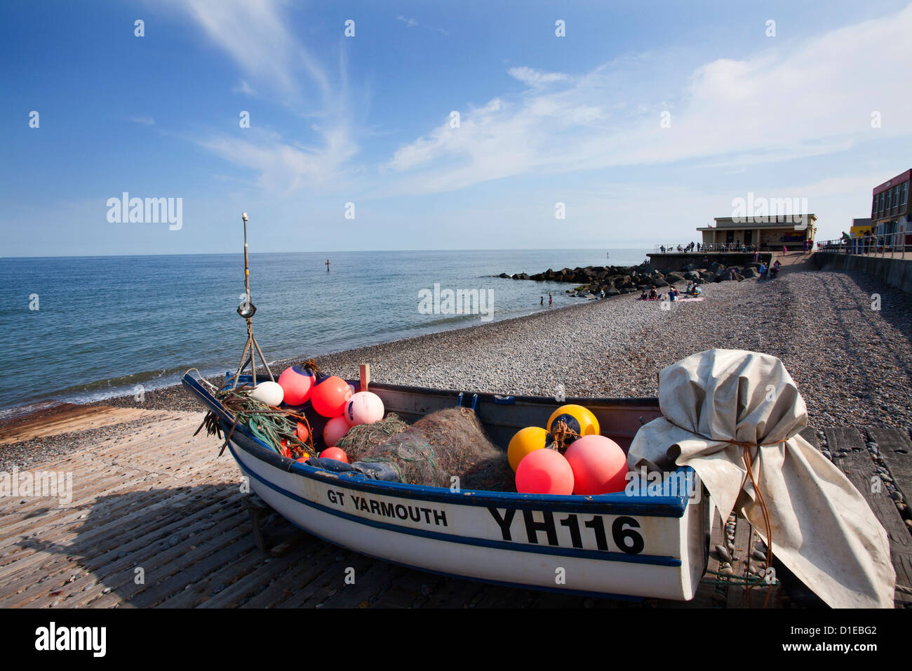 Angelboot/Fischerboot auf dem Kiesstrand in Sheringham, Norfolk, England, Vereinigtes Königreich, Europa Stockfoto