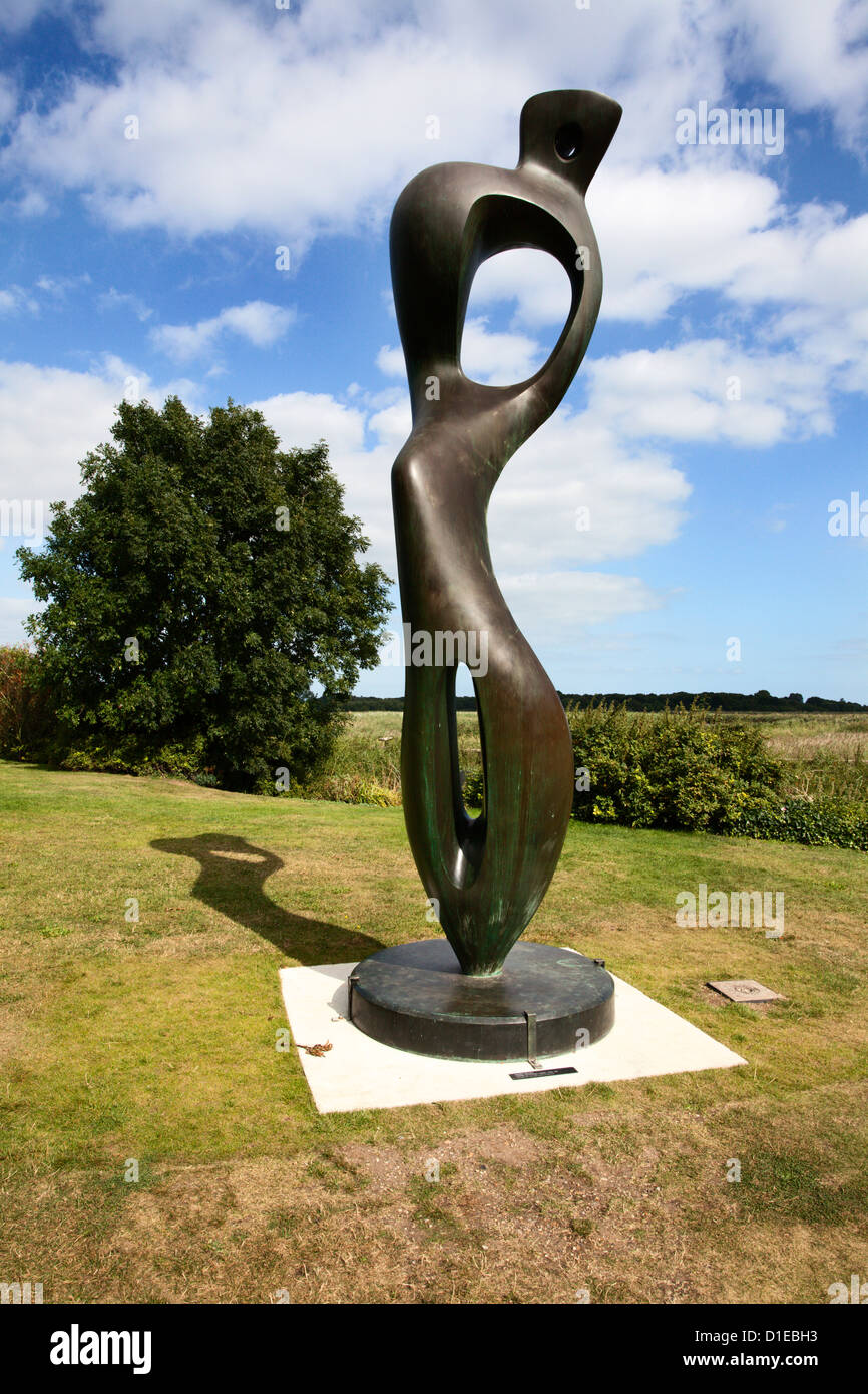 Große innere Form Skulptur von Henry Moore bei Snape Maltings, Suffolk, England, Vereinigtes Königreich, Europa Stockfoto
