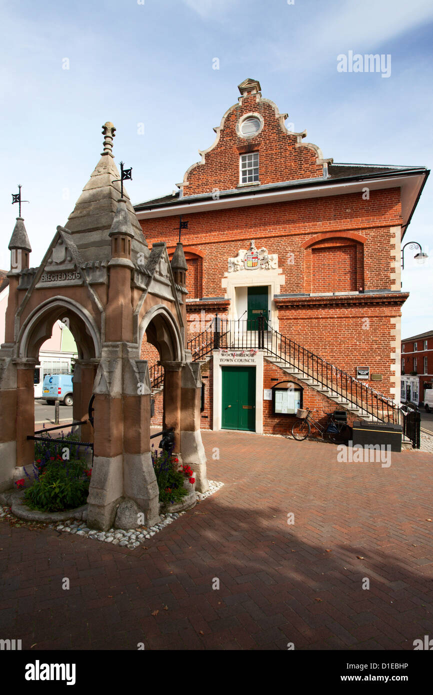 Markt Kreuz und Shire Hall am Markt Hill, Woodbridge, Suffolk, England, Vereinigtes Königreich, Europa Stockfoto