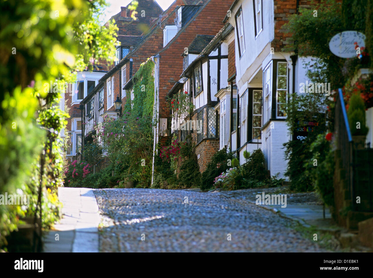 Blick entlang der gepflasterten Mermaid Street, Roggen, East Sussex, England, Vereinigtes Königreich, Europa Stockfoto