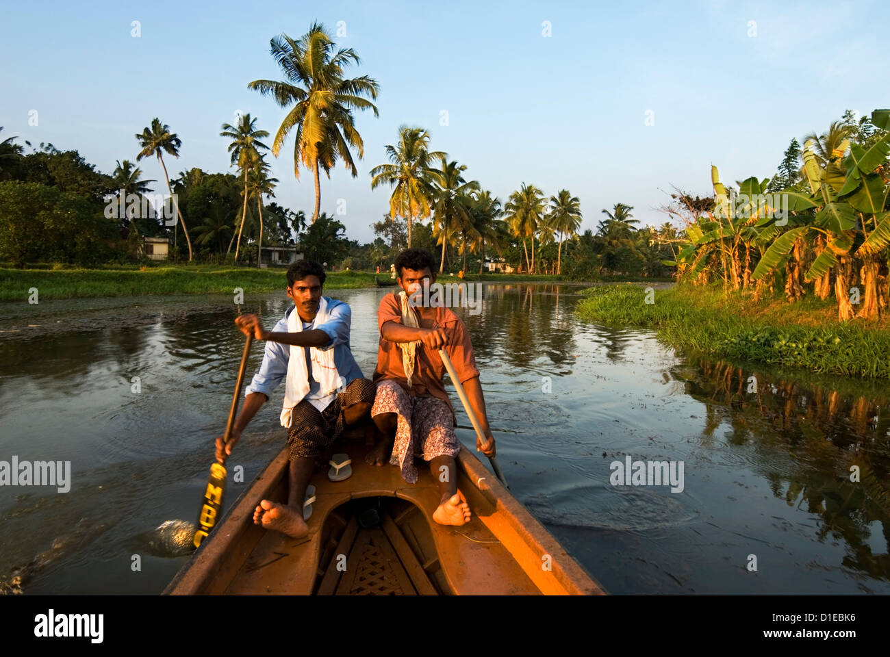Kanufahren auf den Backwaters, in der Nähe von Alappuzha (Alleppey), Kerala, Indien, Asien Stockfoto