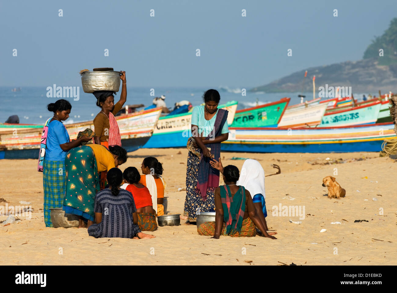 Einheimische Frauen kaufen frisch gefangenen Fisch, Chowara Strand in der Nähe von Kovalam, Kerala, Indien, Asien Stockfoto
