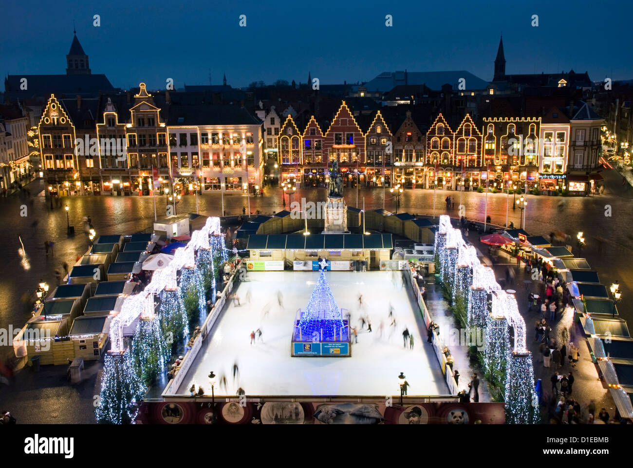 Eisbahn und Weihnachtsmarkt im Marktplatz, Brügge, West-Vlaanderen (Flandern), Belgien, Europa Stockfoto
