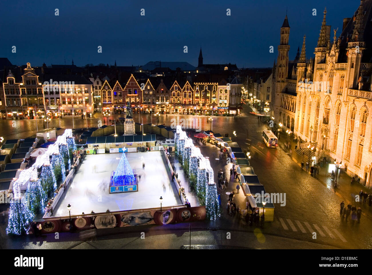 Eisbahn und Weihnachtsmarkt im Marktplatz, Brügge, West-Vlaanderen (Flandern), Belgien, Europa Stockfoto