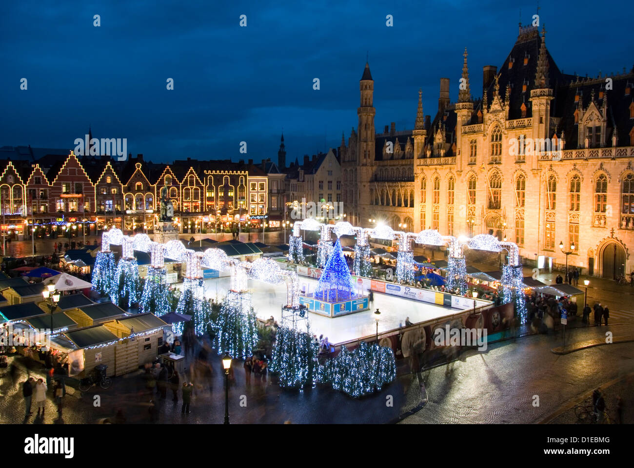 Eisbahn und Weihnachtsmarkt im Marktplatz, Brügge, West-Vlaanderen (Flandern), Belgien, Europa Stockfoto