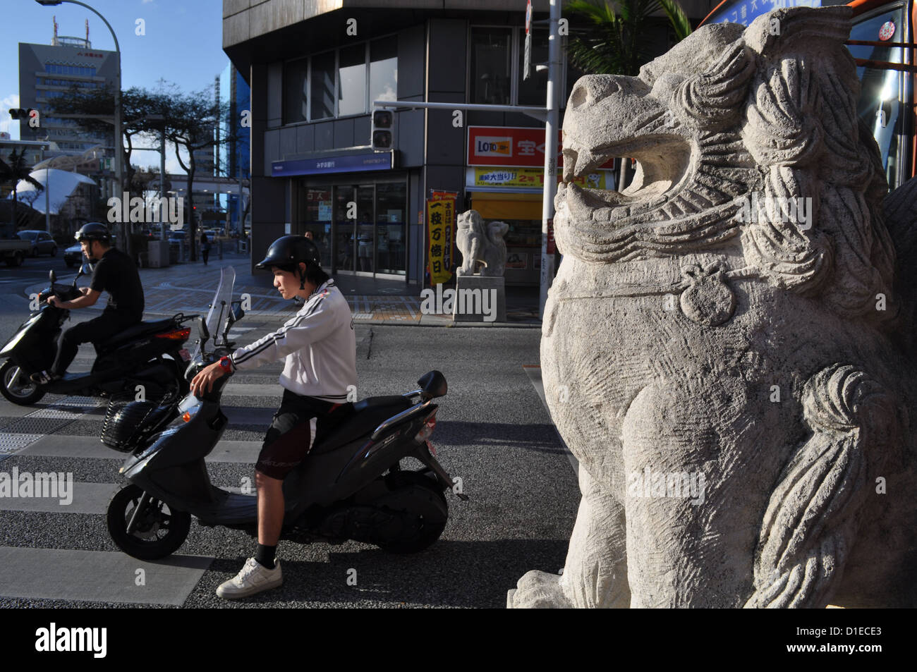 Naha (Okinawa, Japan), Shisa Statue entlang Kokusai dori Stockfoto