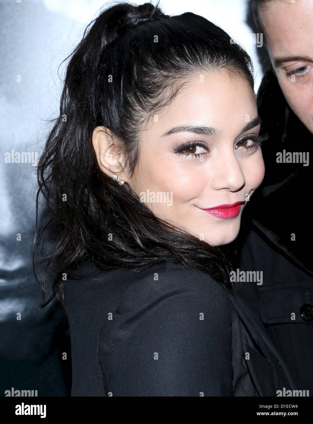 New York, USA. 17. Dezember 2012. Vanessa Hudgens im Ankunftsbereich für Charity trifft Urlaub Feier zu Ehren der Modewelt Kinder, Affirmation Arts, New York, NY 17. Dezember 2012. Foto von: Andres Otero/Everett Collection / Alamy Live News Stockfoto