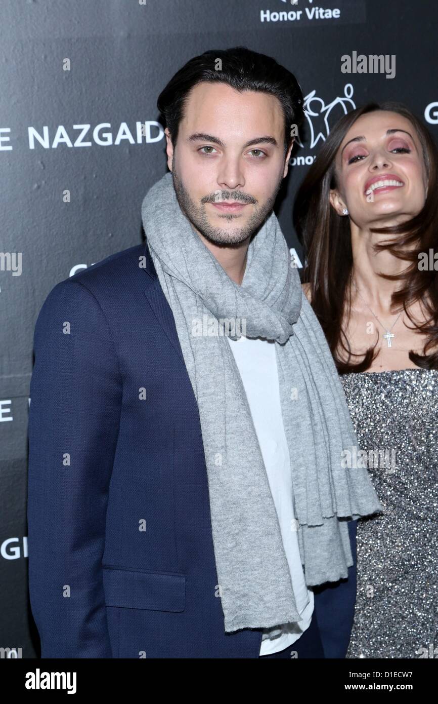 New York, USA. 17. Dezember 2012. Jack Huston, Mariam Kinkladze im Ankunftsbereich für Charity trifft Urlaub Feier zu Ehren der Modewelt Kinder, Affirmation Arts, New York, NY 17. Dezember 2012. Foto von: Andres Otero/Everett Collection / Alamy Live News Stockfoto