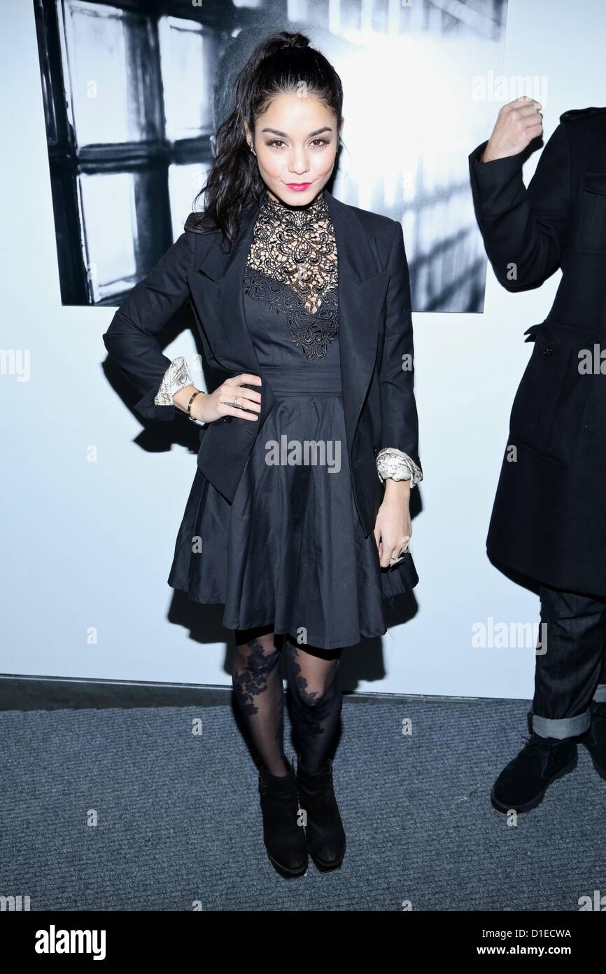 New York, USA. 17. Dezember 2012. Vanessa Hudgens im Ankunftsbereich für Charity trifft Urlaub Feier zu Ehren der Modewelt Kinder, Affirmation Arts, New York, NY 17. Dezember 2012. Foto von: Andres Otero/Everett Collection / Alamy Live News Stockfoto