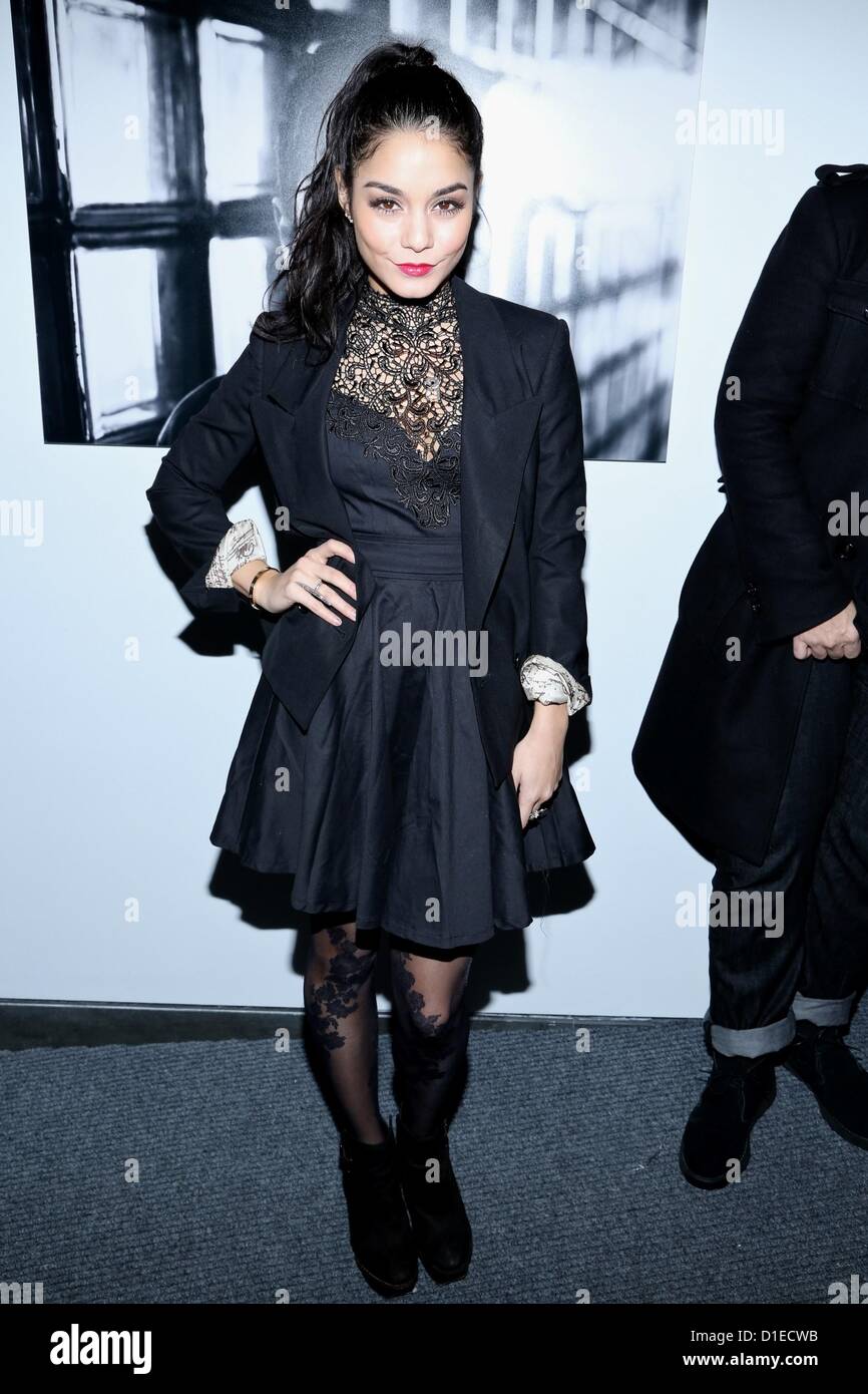 New York, USA. 17. Dezember 2012. Vanessa Hudgens im Ankunftsbereich für Charity trifft Urlaub Feier zu Ehren der Modewelt Kinder, Affirmation Arts, New York, NY 17. Dezember 2012. Foto von: Andres Otero/Everett Collection / Alamy Live News Stockfoto