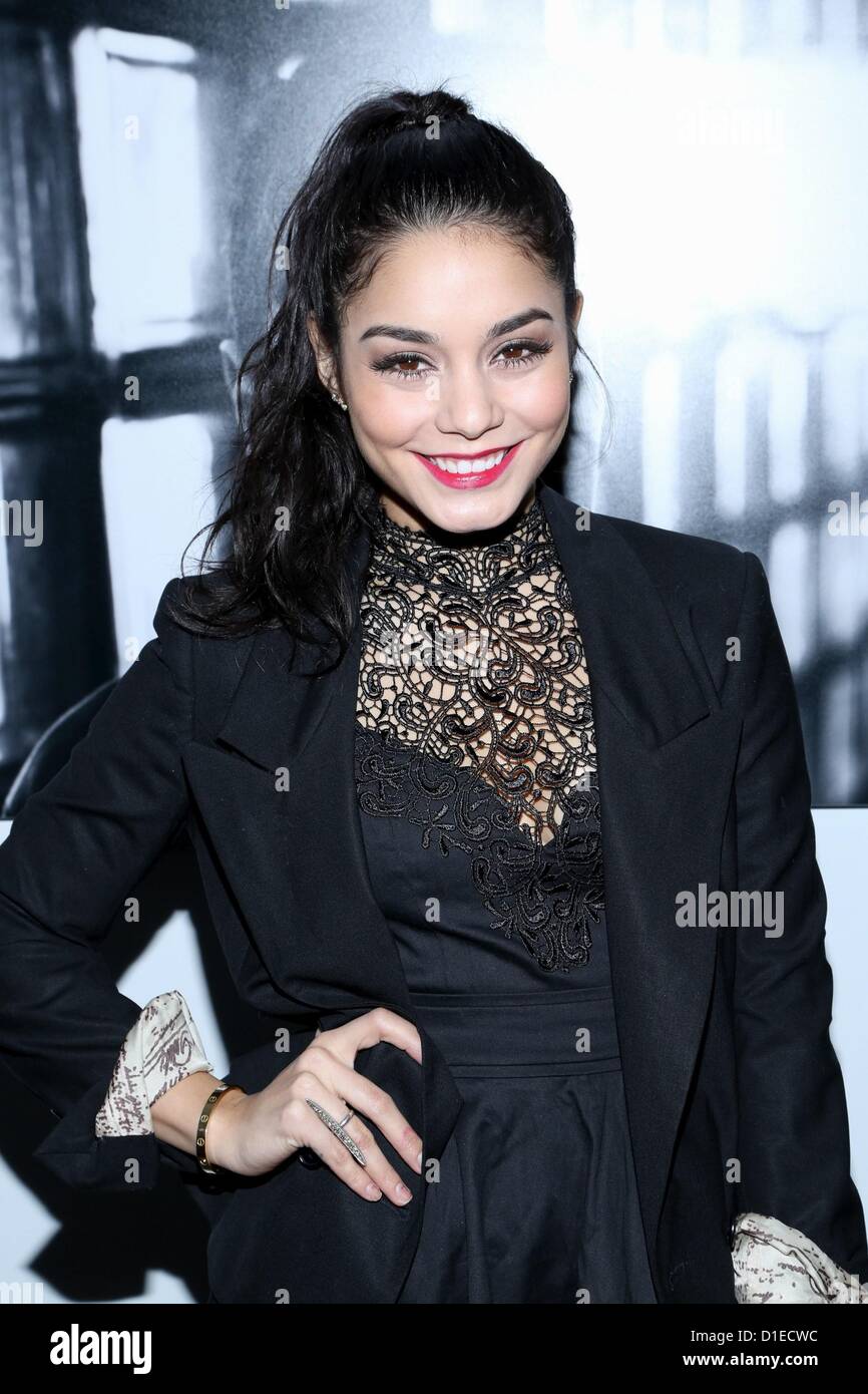 New York, USA. 17. Dezember 2012. Vanessa Hudgens im Ankunftsbereich für Charity trifft Urlaub Feier zu Ehren der Modewelt Kinder, Affirmation Arts, New York, NY 17. Dezember 2012. Foto von: Andres Otero/Everett Collection / Alamy Live News Stockfoto