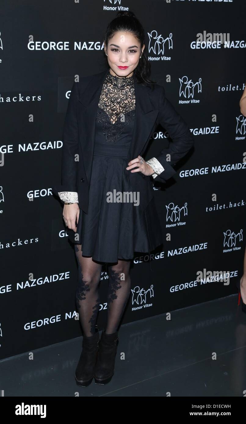 New York, USA. 17. Dezember 2012. Vanessa Hudgens im Ankunftsbereich für Charity trifft Urlaub Feier zu Ehren der Modewelt Kinder, Affirmation Arts, New York, NY 17. Dezember 2012. Foto von: Andres Otero/Everett Collection / Alamy Live News Stockfoto
