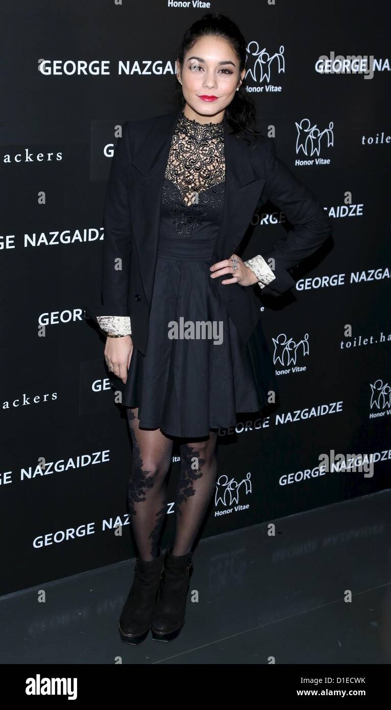 New York, USA. 17. Dezember 2012. Vanessa Hudgens im Ankunftsbereich für Charity trifft Urlaub Feier zu Ehren der Modewelt Kinder, Affirmation Arts, New York, NY 17. Dezember 2012. Foto von: Andres Otero/Everett Collection / Alamy Live News Stockfoto