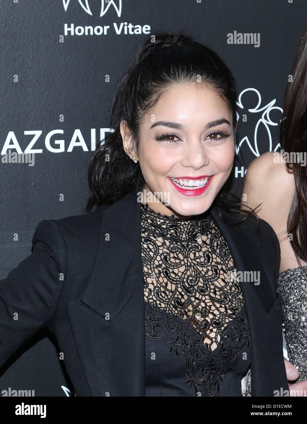 New York, USA. 17. Dezember 2012. Vanessa Hudgens im Ankunftsbereich für Charity trifft Urlaub Feier zu Ehren der Modewelt Kinder, Affirmation Arts, New York, NY 17. Dezember 2012. Foto von: Andres Otero/Everett Collection / Alamy Live News Stockfoto