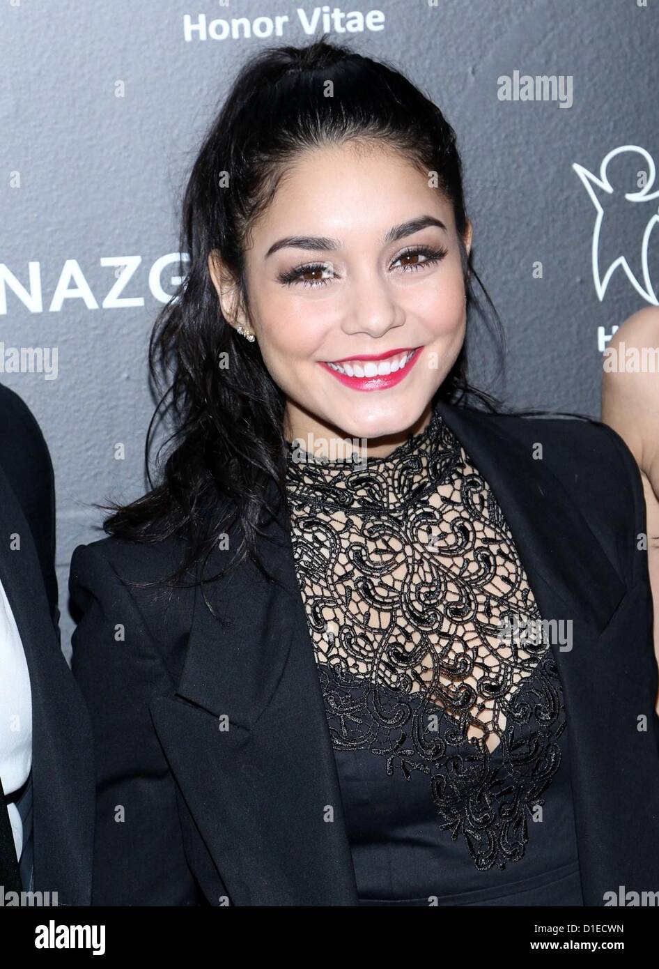 New York, USA. 17. Dezember 2012. Vanessa Hudgens im Ankunftsbereich für Charity trifft Urlaub Feier zu Ehren der Modewelt Kinder, Affirmation Arts, New York, NY 17. Dezember 2012. Foto von: Andres Otero/Everett Collection / Alamy Live News Stockfoto
