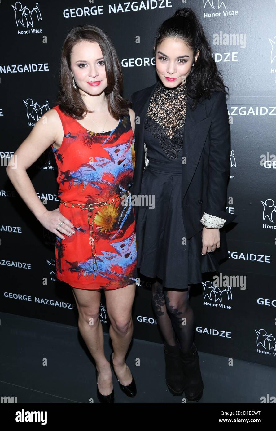 New York, USA. 17. Dezember 2012. Sasha Cohen, Vanessa Hudgens im Ankunftsbereich für Charity trifft Urlaub Feier zu Ehren der Modewelt Kinder, Affirmation Arts, New York, NY 17. Dezember 2012. Foto von: Andres Otero/Everett Collection / Alamy Live News Stockfoto