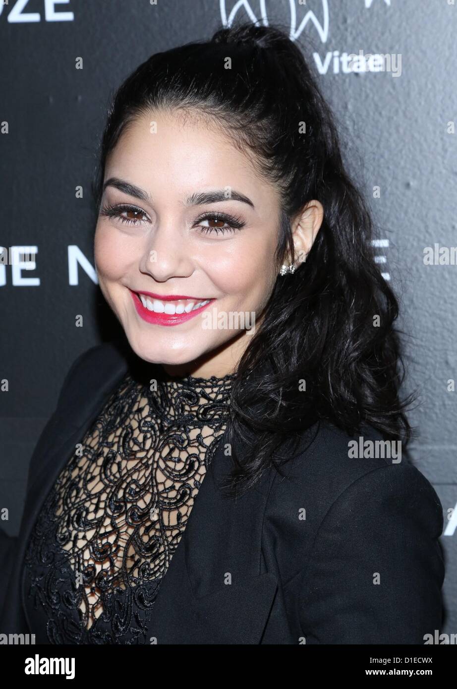 New York, USA. 17. Dezember 2012. Vanessa Hudgens im Ankunftsbereich für Charity trifft Urlaub Feier zu Ehren der Modewelt Kinder, Affirmation Arts, New York, NY 17. Dezember 2012. Foto von: Andres Otero/Everett Collection / Alamy Live News Stockfoto