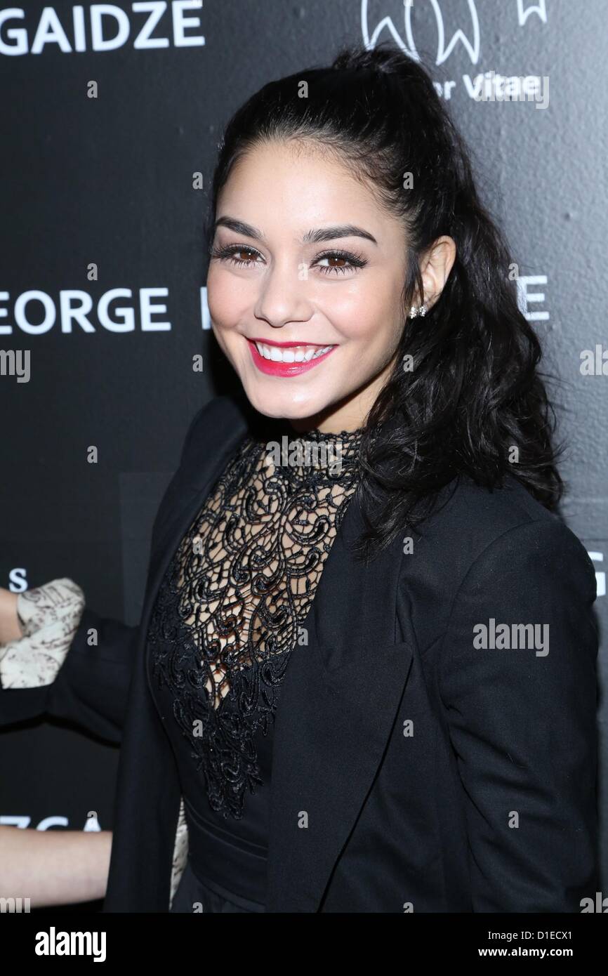 New York, USA. 17. Dezember 2012. Vanessa Hudgens im Ankunftsbereich für Charity trifft Urlaub Feier zu Ehren der Modewelt Kinder, Affirmation Arts, New York, NY 17. Dezember 2012. Foto von: Andres Otero/Everett Collection / Alamy Live News Stockfoto