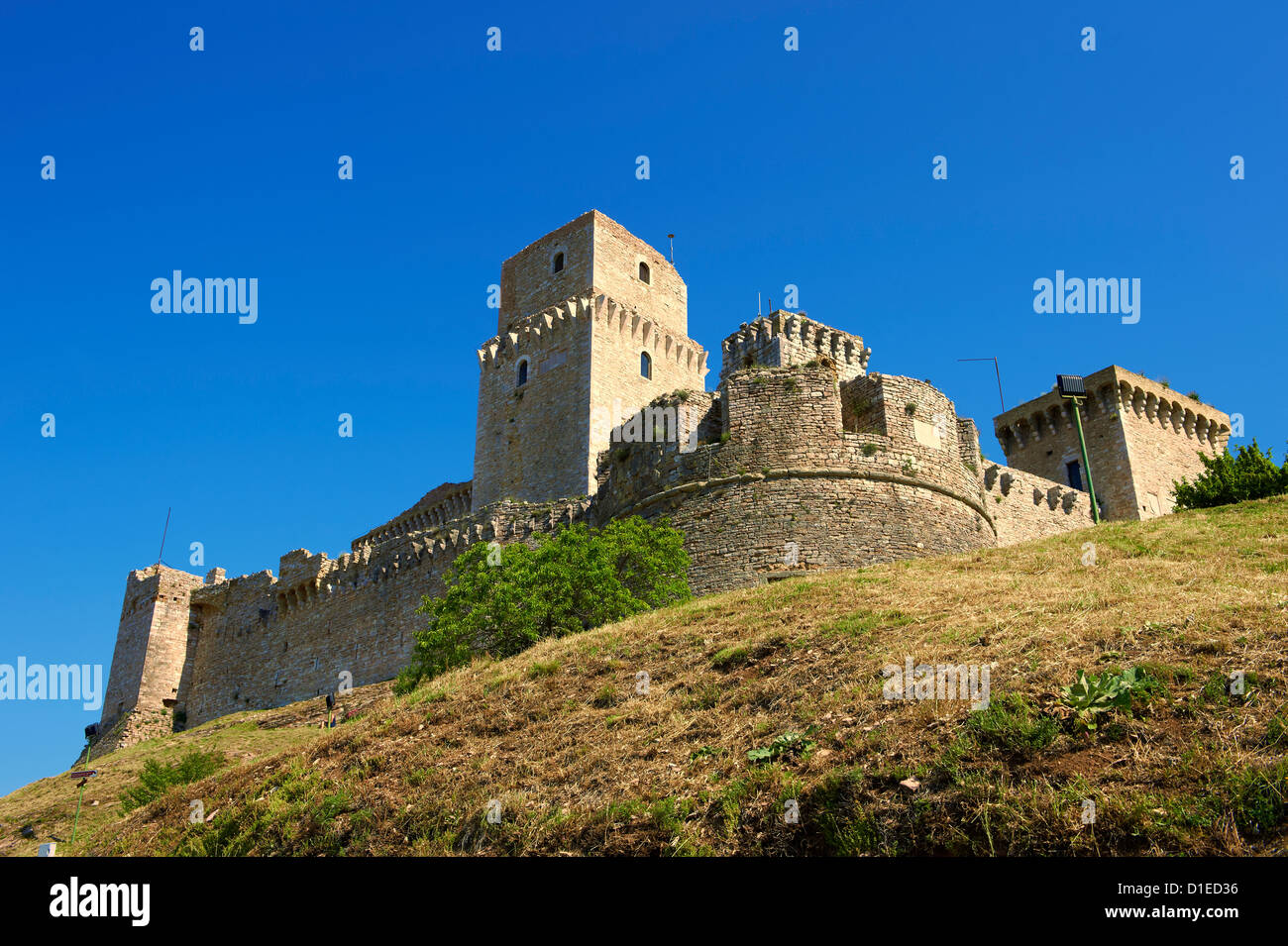 Die mittelalterlichen Zinnen der Burg Rocca Maggiore auf dem Hügel über Assisi, Italien Stockfoto